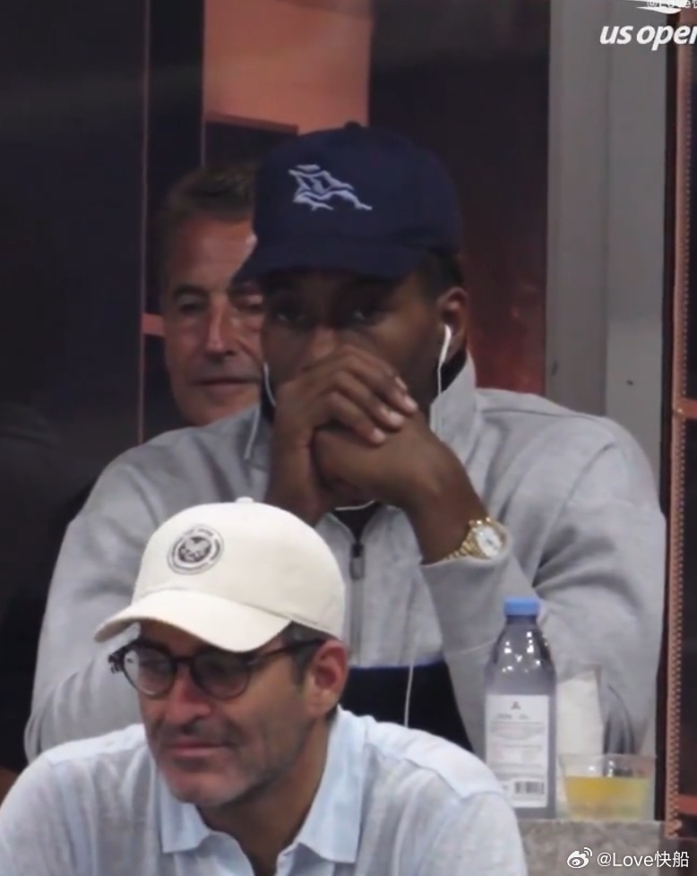 有线耳机穿搭火了看到这个热搜，我第一个反应是小卡，连帽卫衣➕有线耳机,第二个反应