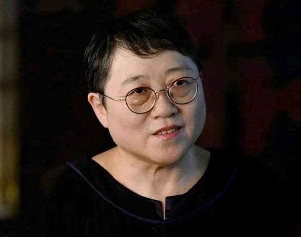 性学专家李银河说："给所有男人一个忠告，不管女人多漂亮，身材多好，你俩好到穿一条