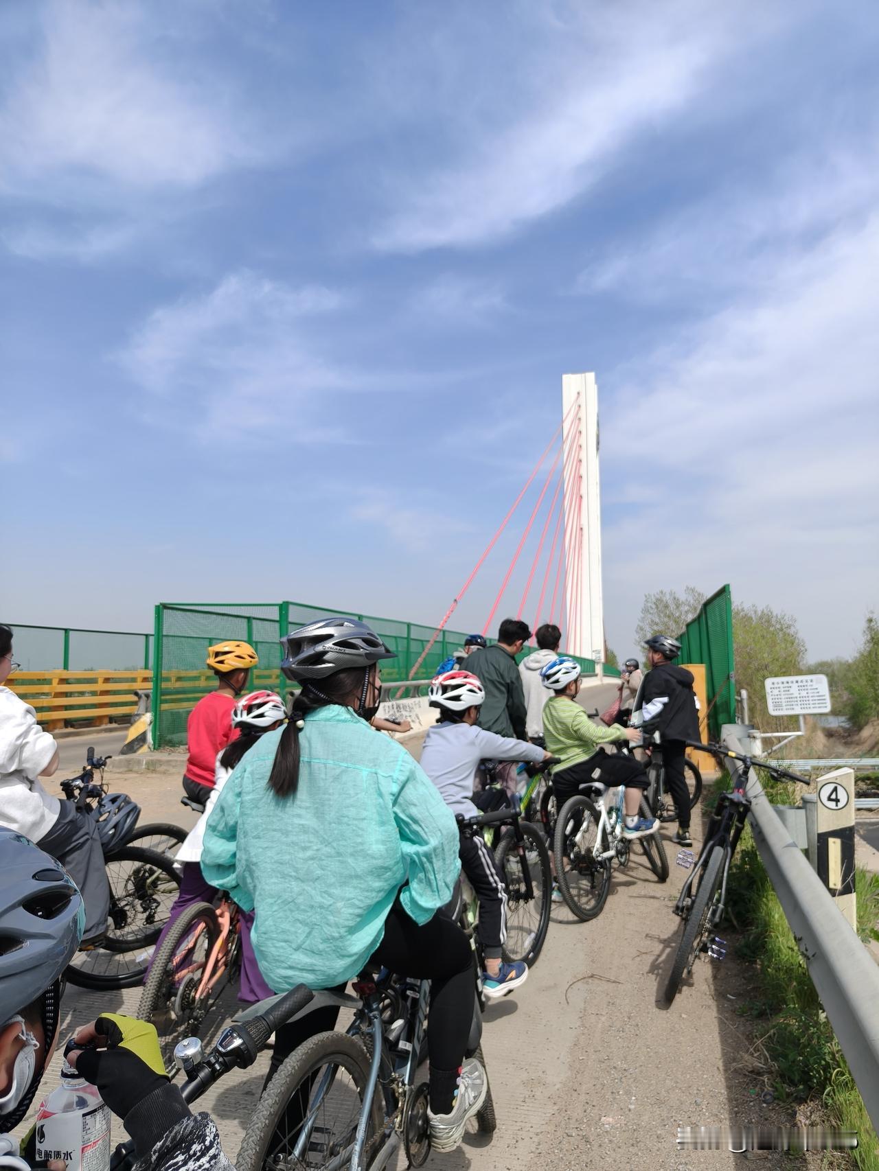 春暖花开的季节出去游玩踏春心情是最愉悦的，孩子春假我们没有走的远，只是在附近周边