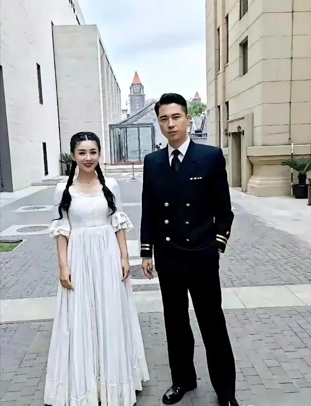 娱乐圈六对模范明星夫妻，从来没有任何绯闻！
第一对，王雷和李小萌，结婚11年，婚