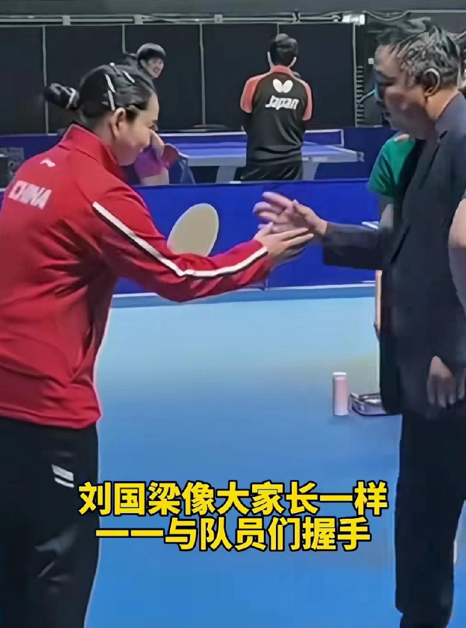 太温暖了!
不愧是国乒的大家长。林顿世乒赛，刘国梁现身国乒训练基地。刘国梁很自然