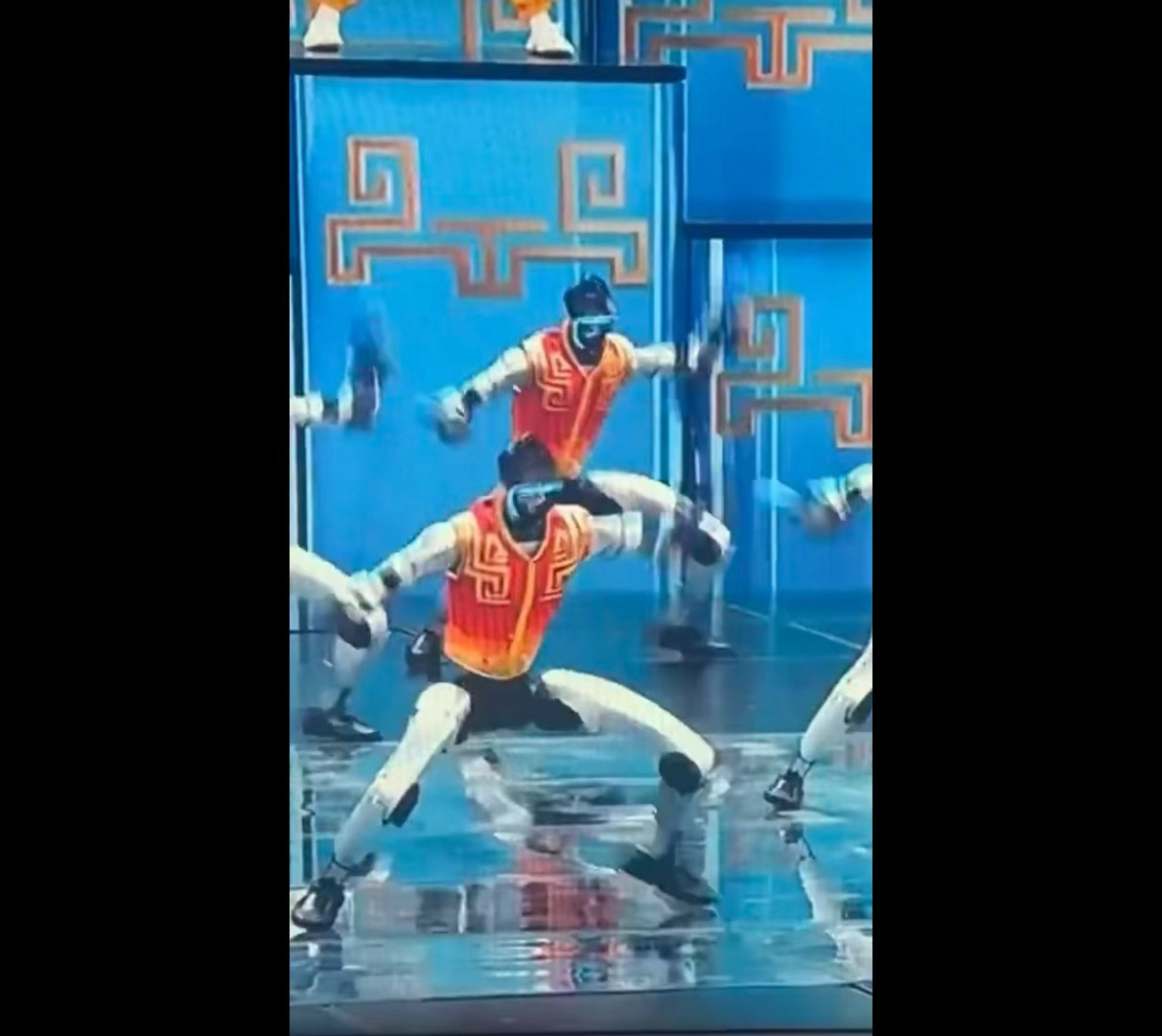 机器人这是要“血洗”春晚舞台啊不光方阵排得齐，这腿都快抡出火星子了进步速度简直离