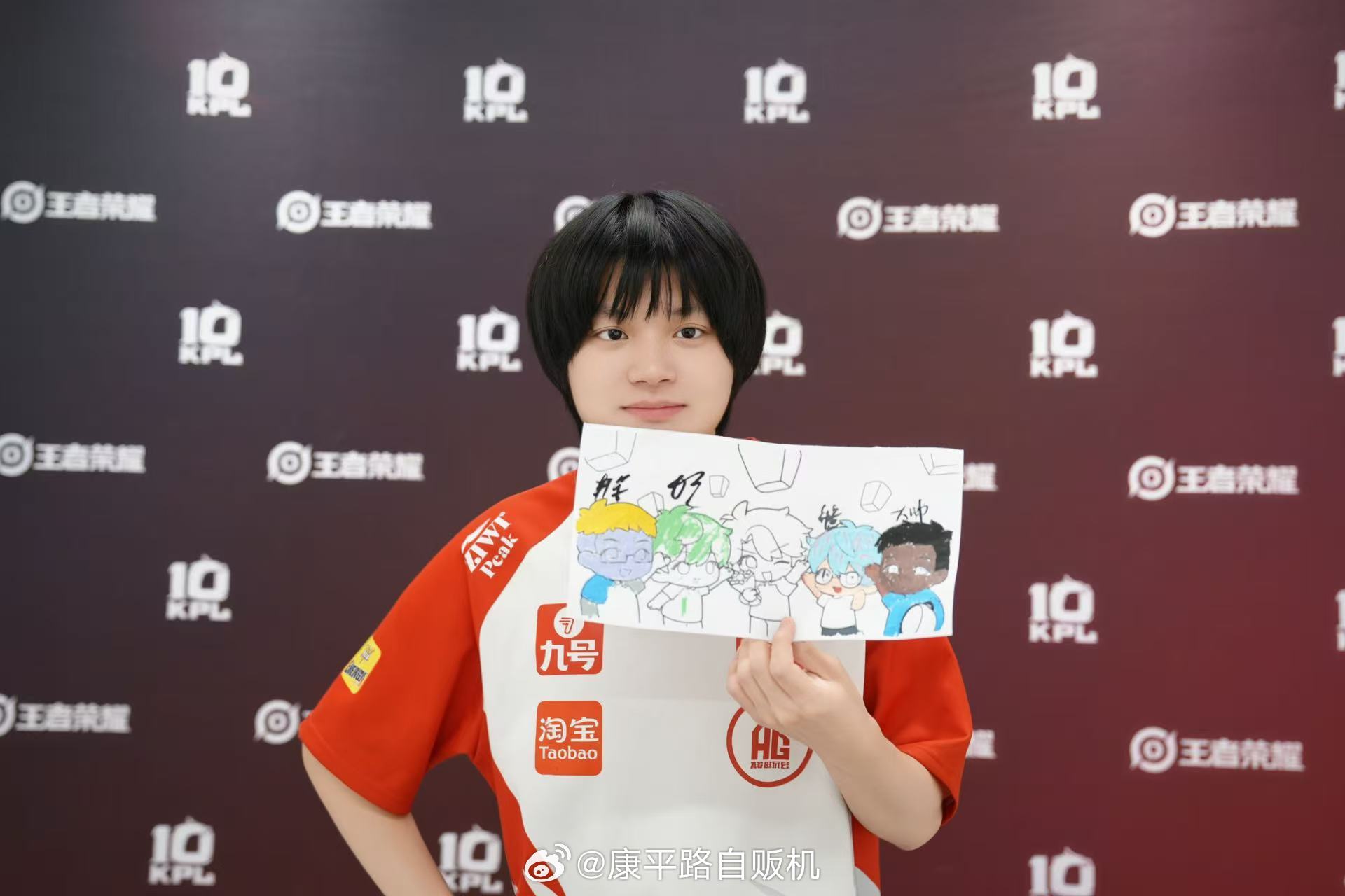 成都AG回归KPL七周年回望回归KPL的起点，七年征途留下无数难忘瞬间。身着红白