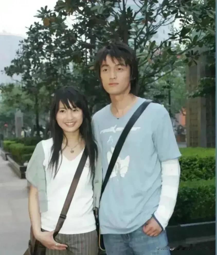 胡歌啊，那可是个红气养人的大帅哥，虽然不是巨帅的那种，但绝对不是普通路人。看他的
