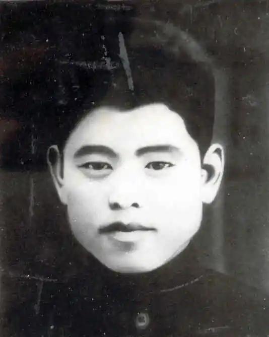 1943年，八路军区队长韩增丰中弹倒地，日军师团长大喜，第一时间跑过来验尸，谁知