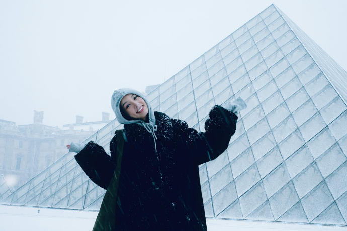 周也巴黎雪景随拍照 周也在巴黎偶遇下雪  周也巴黎雪景随拍照。周也在巴黎偶遇下雪