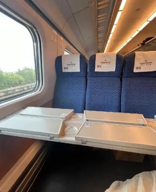 高铁上的暖心通话：平凡日常里的至深牵挂
 
高铁缓缓启动，我身旁坐着一位40岁上