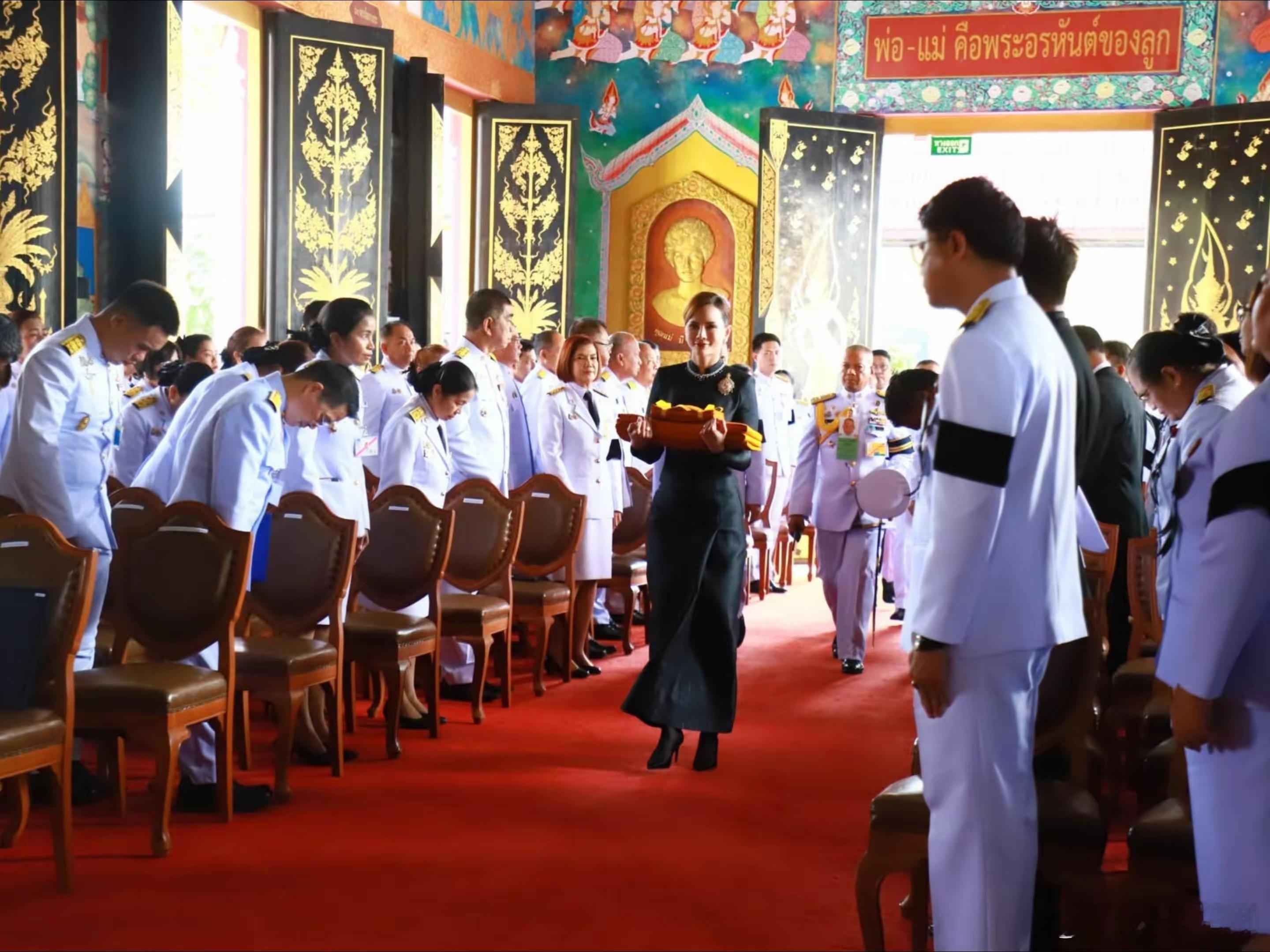 泰国王妃出席宗教活动。 ​​​