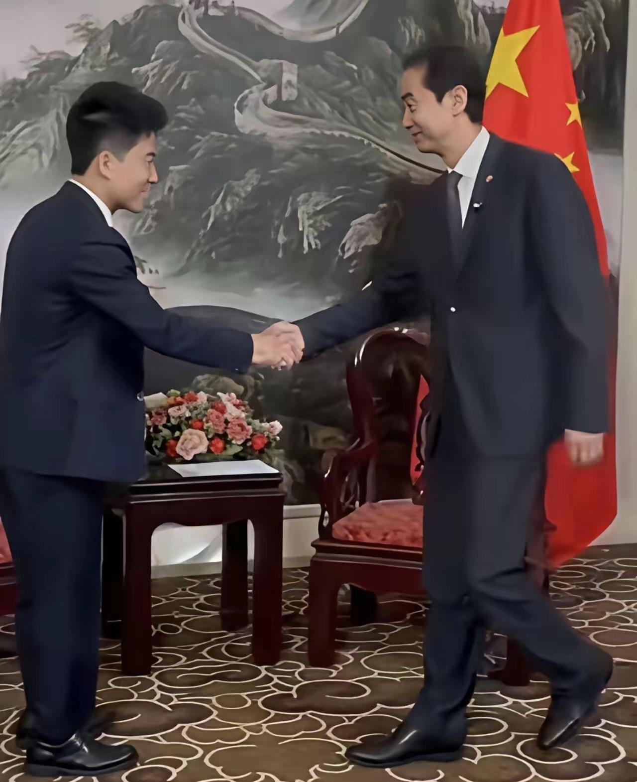 董宇辉
是“陕西冷娃”的骄傲…
出生在陕西渭南农村的董宇辉
通过自己的努力改变了