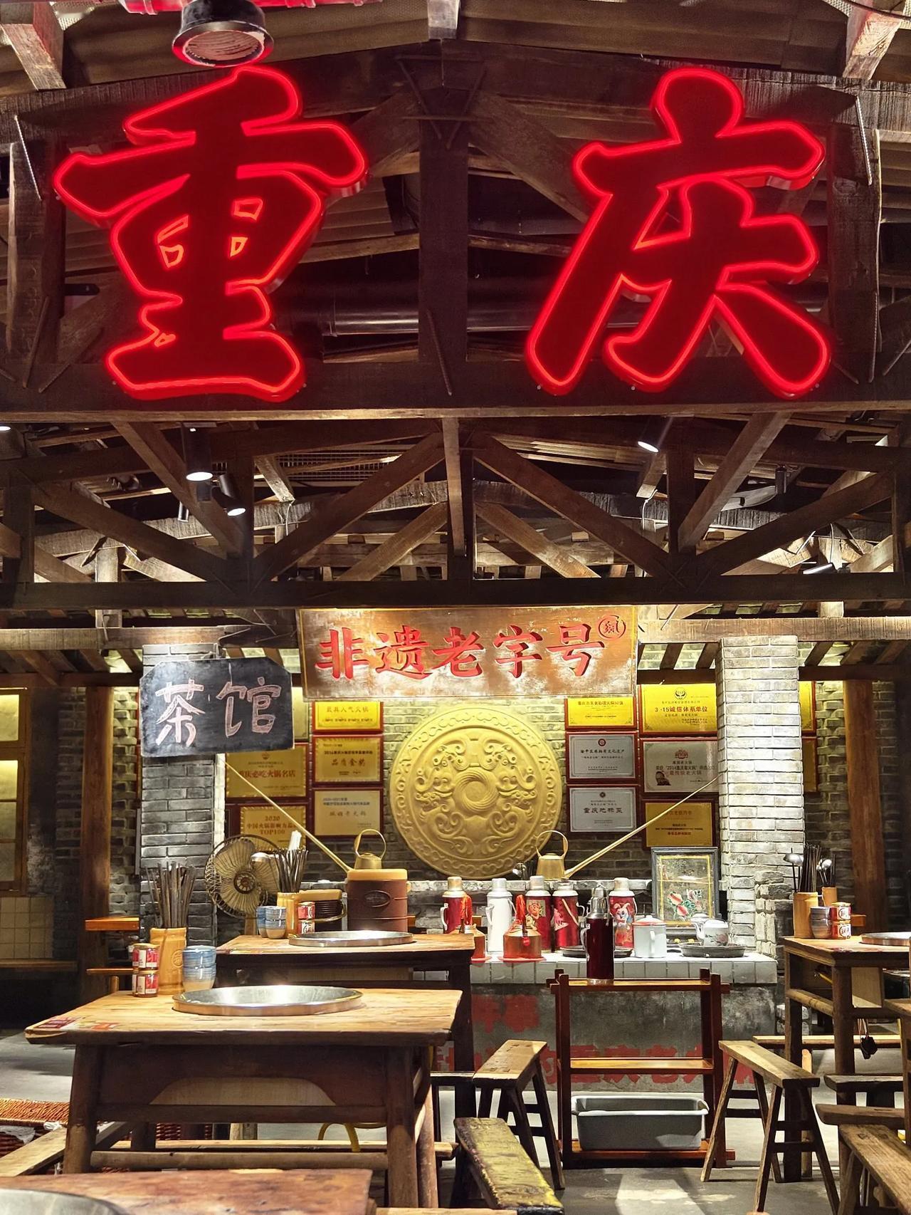 这家珮姐老火锅是新家的，在罗汉寺旁边，距离洪崖洞也很近
珮姐老火锅在重庆还是很多