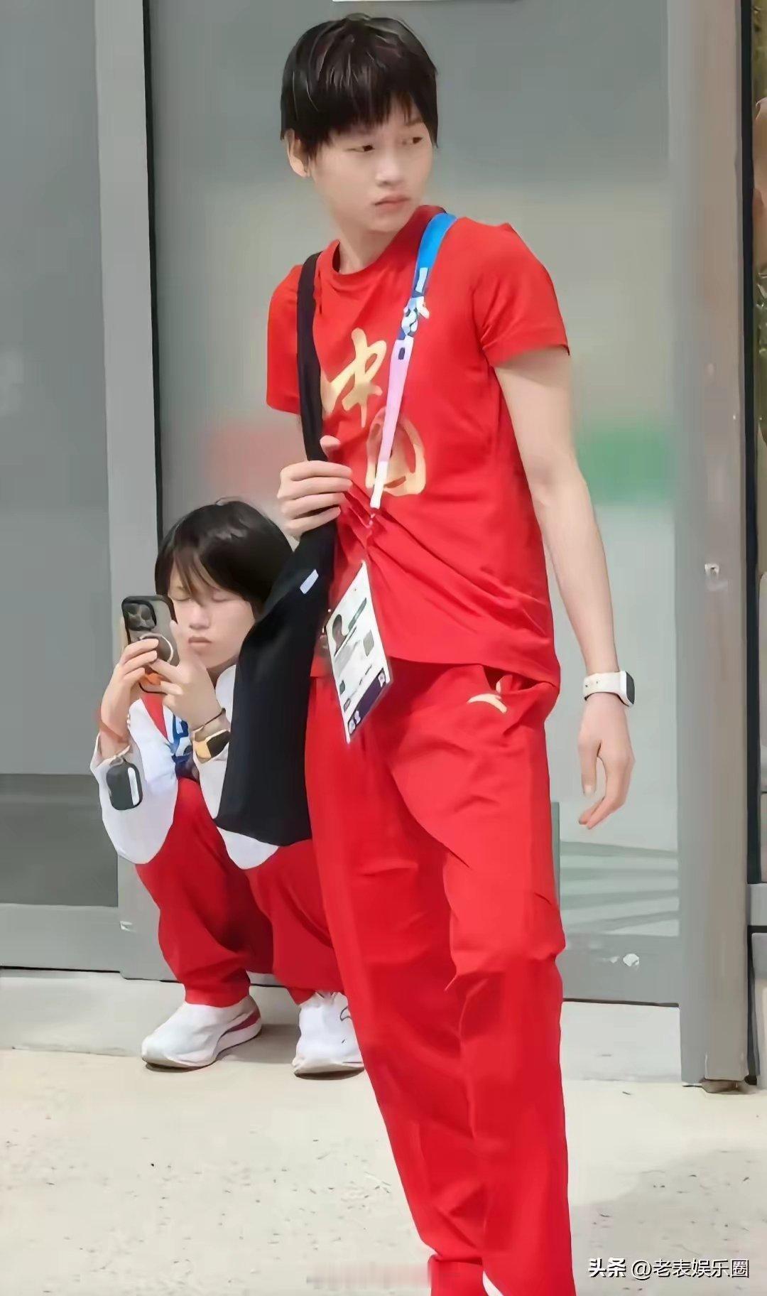 全红婵出席活动，她的化妆师真厉害给她打扮得很漂亮，她穿着红色运动服套装，梳着一头