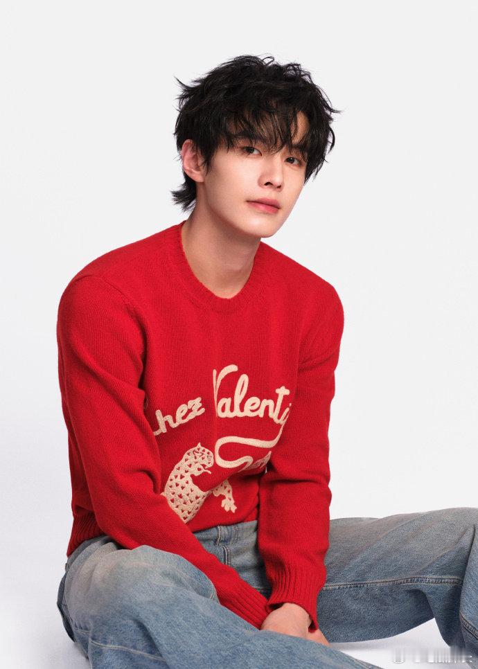 何与五天官宣三个商务 何与给我的感觉就是那种默默努力然后突然惊艳所有人的类型，演