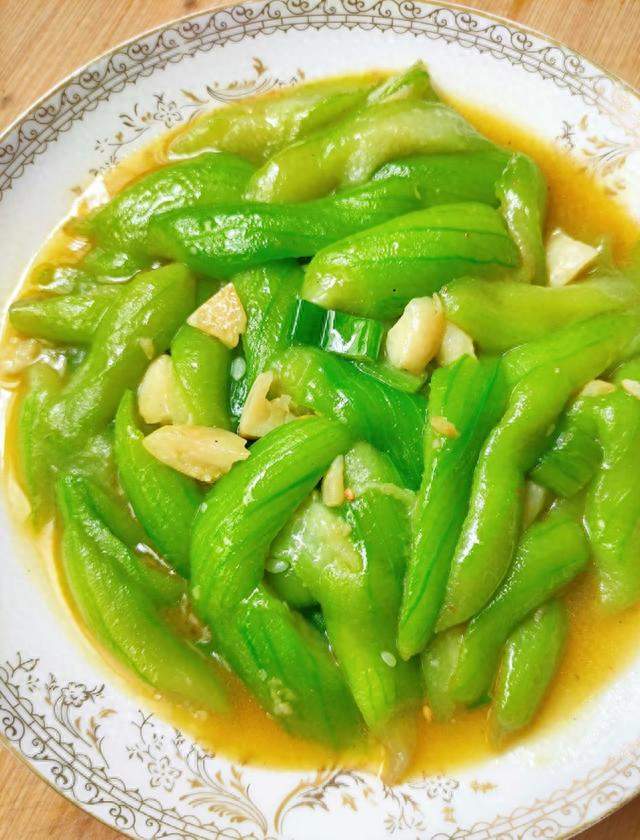 秋天嗓子干、体内燥？一根丝瓜三种做法，燥气悄悄溜走