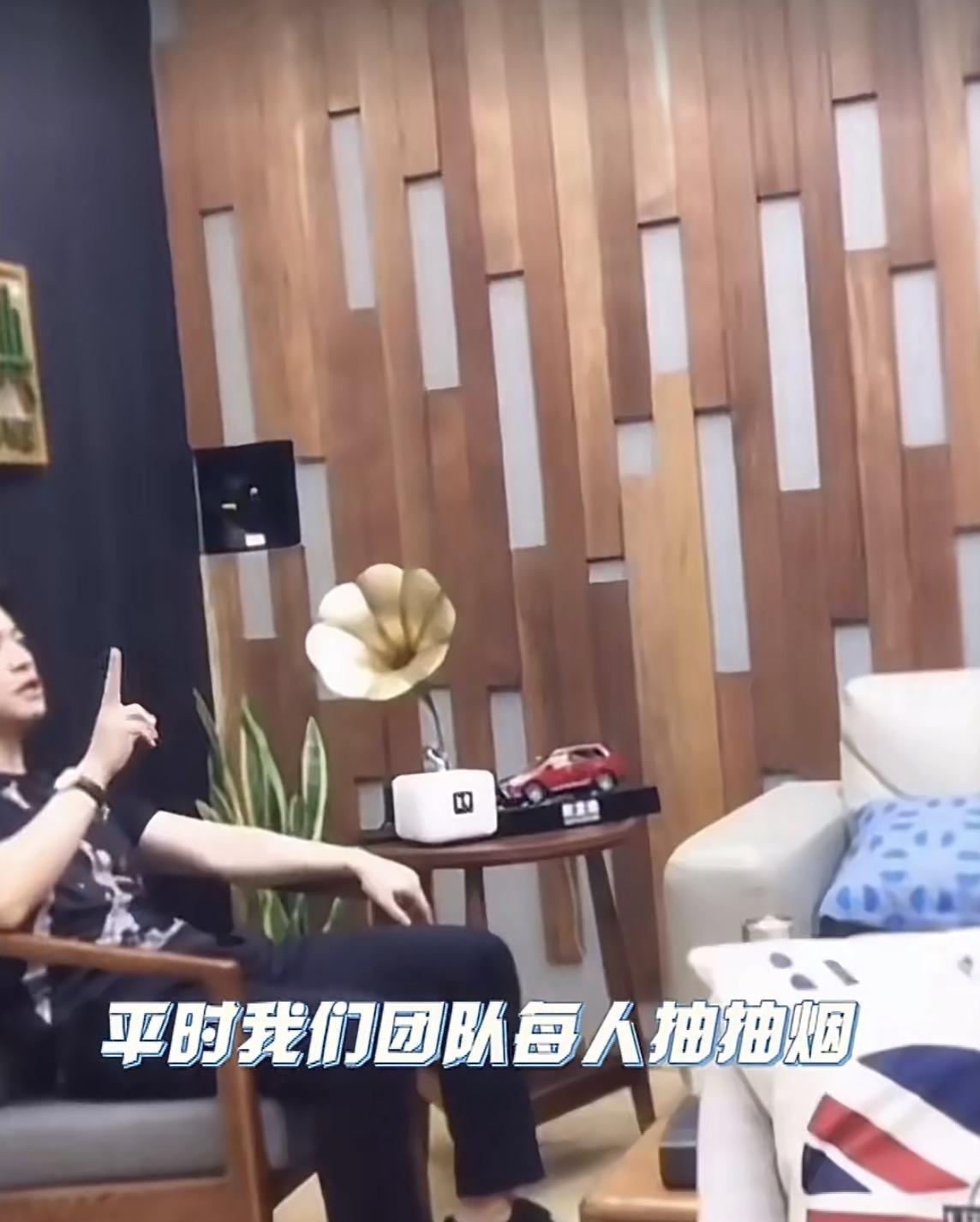 李健这波“禁烟铁律”真是够硬核！工作室立下规矩：谁敢在室内吞云吐雾，直接罚款20