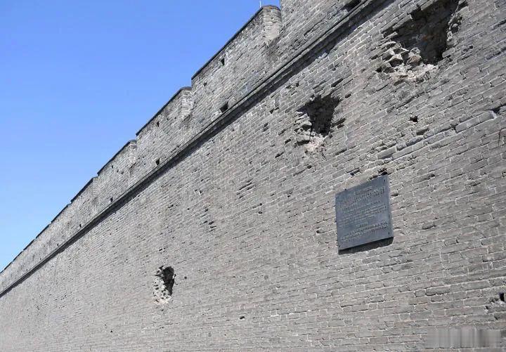 宛平城墙上的弹坑依然记得那段历史斑驳弹坑静静留存岁月伤疤，诉说全民族奋起御侮的悲