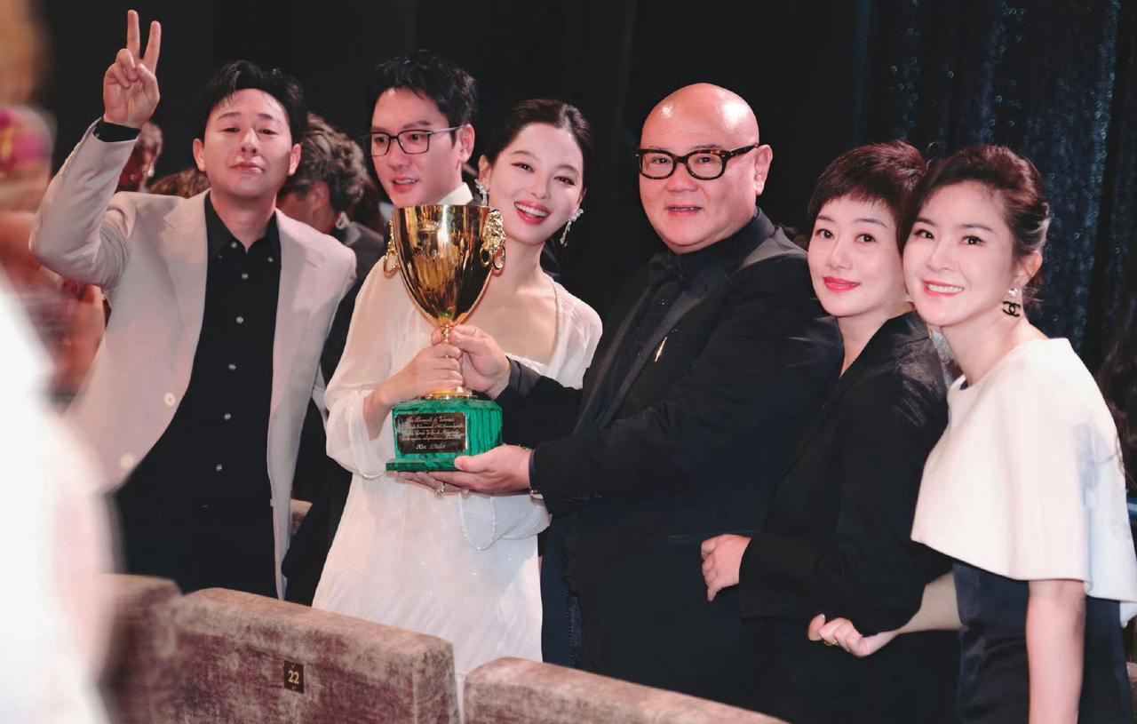 辛芷蕾这波回应，

堪称教科书级别。

面对资本运作拿影后的质疑，

她直接甩出