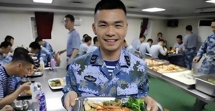 航母有多难养？山东舰编制几千人，食堂一天做七顿饭，顿顿都很丰盛，光是每天伙食费高