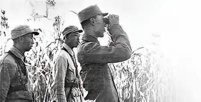 1937年，年青干练的吕正操将军正在摆弄一把，从日军手中缴获的枪械。那么问题来了