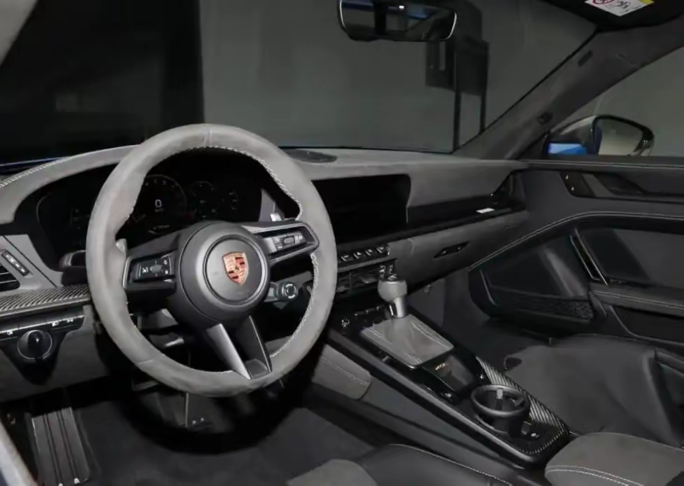 保时捷 911 GT3 是一款备受赞誉的高性能跑车。它搭载了强大而精密调校的发动