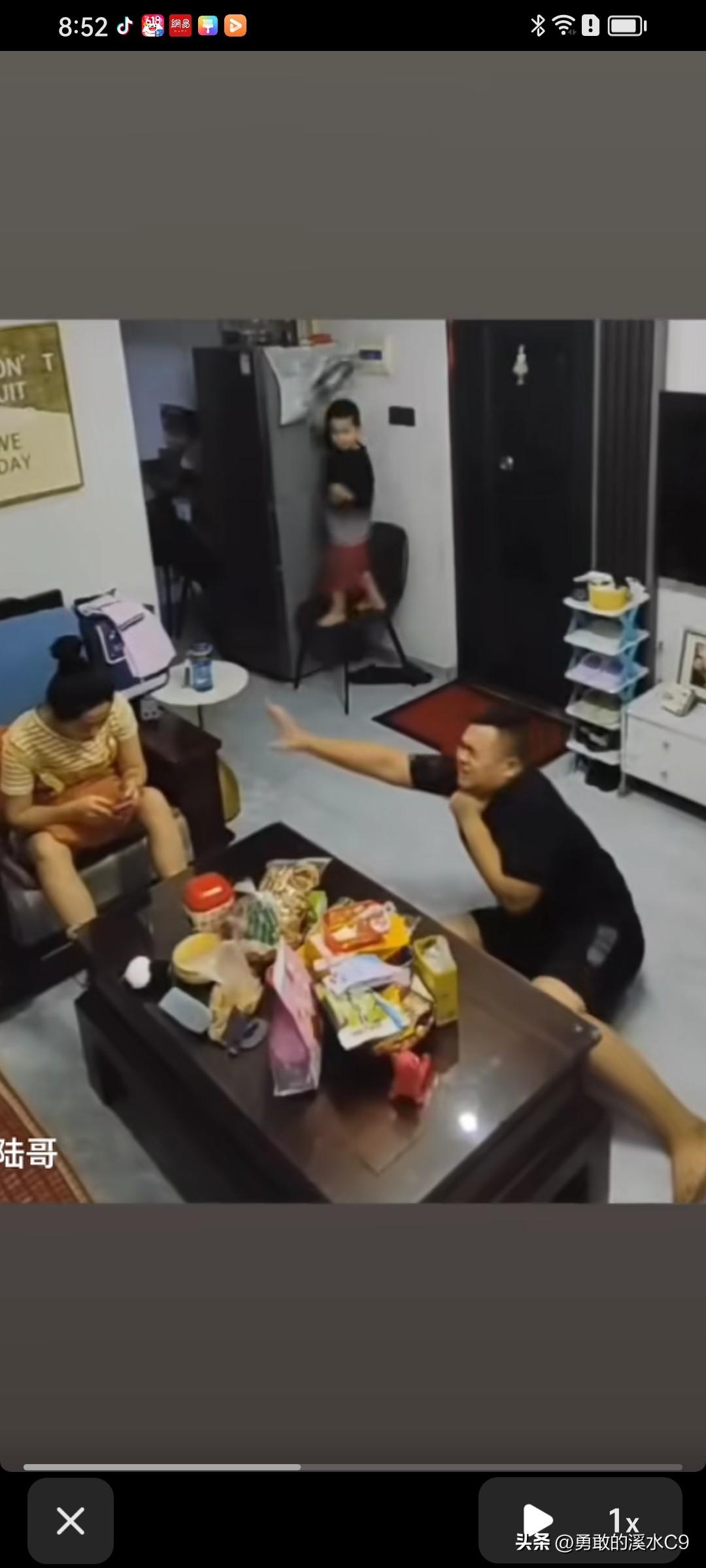 瞧这场景，老婆冷漠得很。老公吃东西时不小心，被食物卡住了喉咙，难受得不行，伸手向