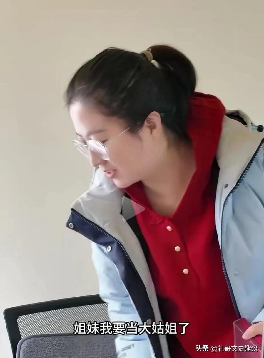 女人的算盘打的噼里啪啦的。女人的弟弟要结婚了，准备给全公司的同事包括后厨人员全部