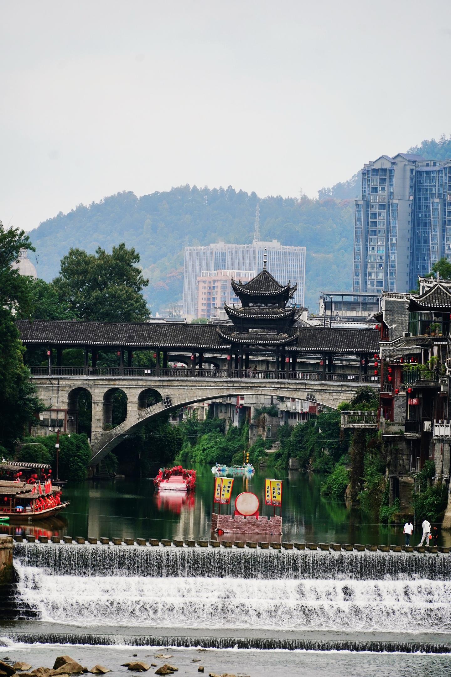 🎏在湘西比凤凰更动人烟火古镇｜乾州古镇。因为要去边城，所以路过这个千...