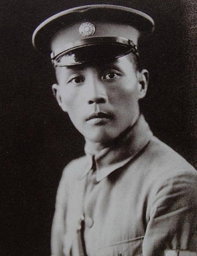 1927年，钱大钧追求欧阳藻丽，但遭到她父亲反对，想不开的钱大钧走在路上，突然掏