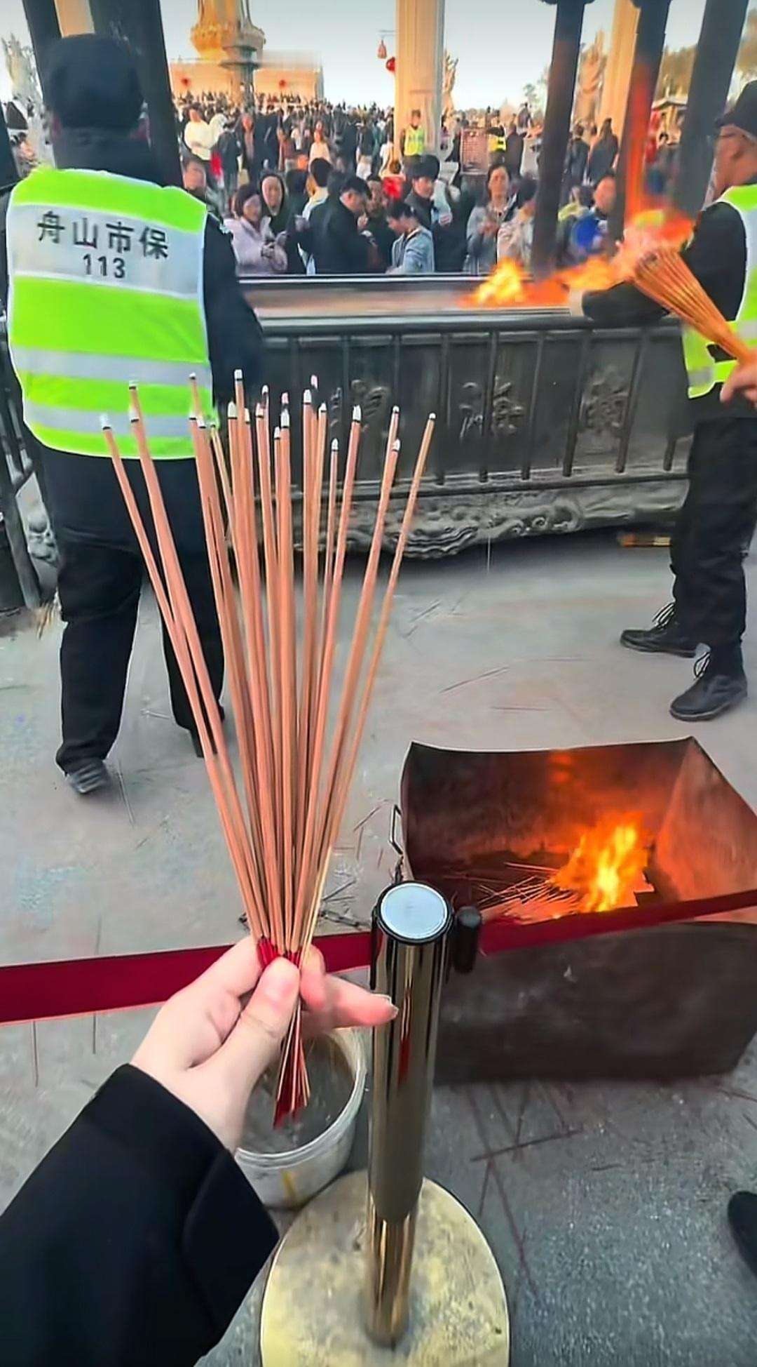 我能接受初五拜财神，

我也能接受去庙里烧香,

但是我唯独不能接受，拿着手机二