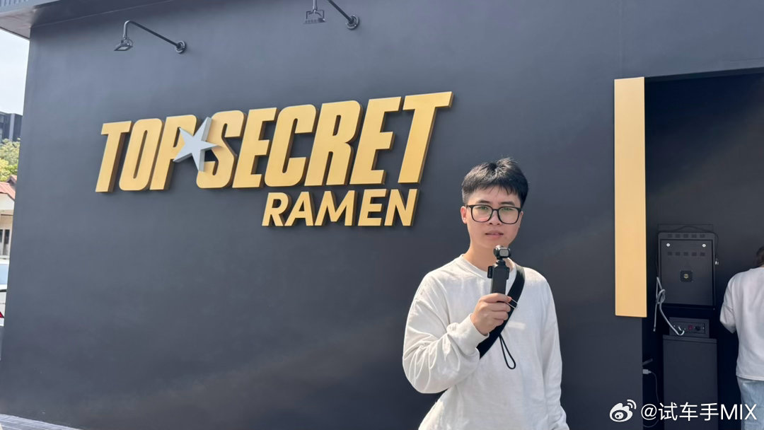 来泰国找些改装的配色灵感找到一家黑金色主题的门店停车场是全JDM风格，很容易会有