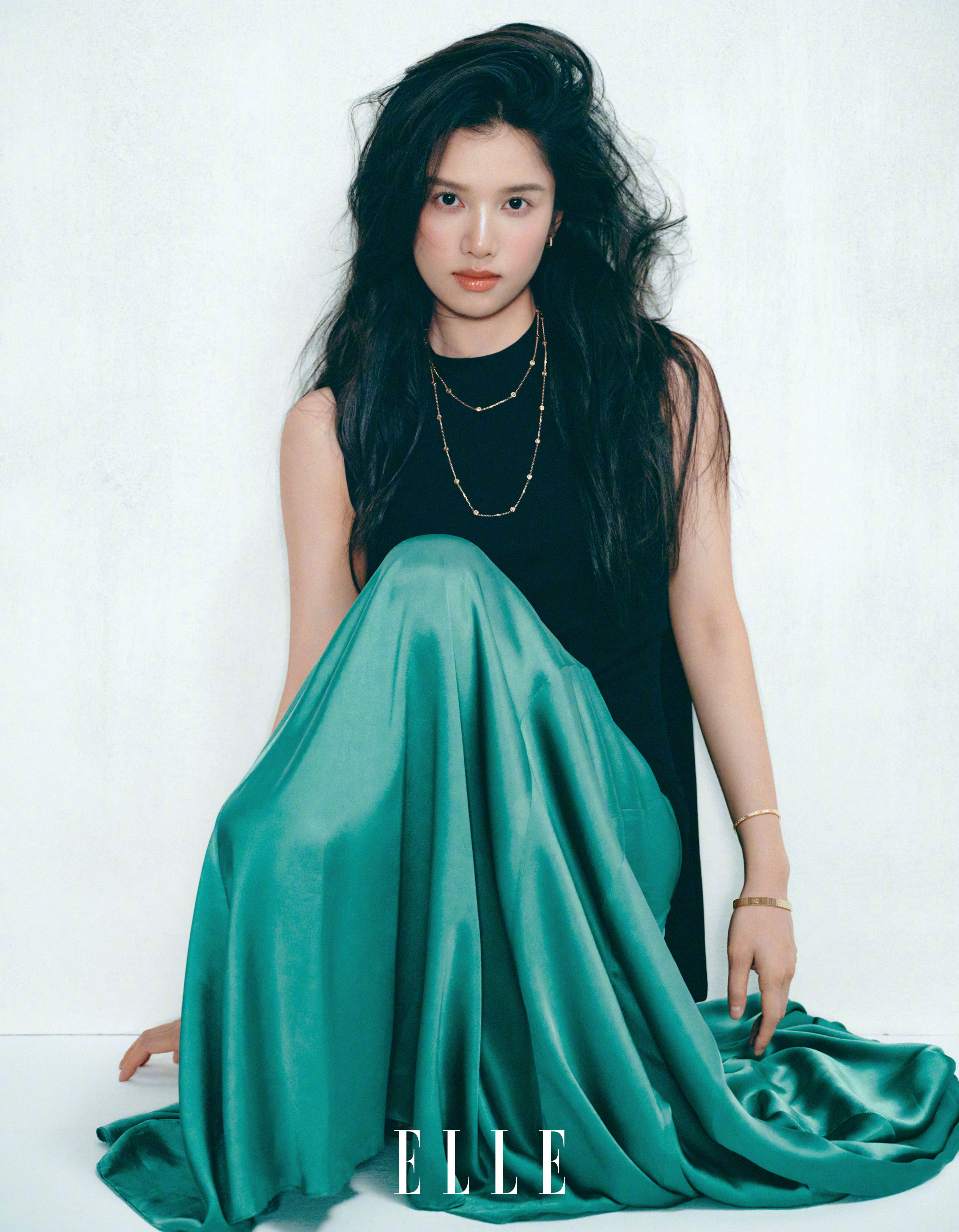 ELLE7月刊张婧仪封面张婧仪二登ELLE封面，极简黑衫搭配高珠清冷沉静，白背心