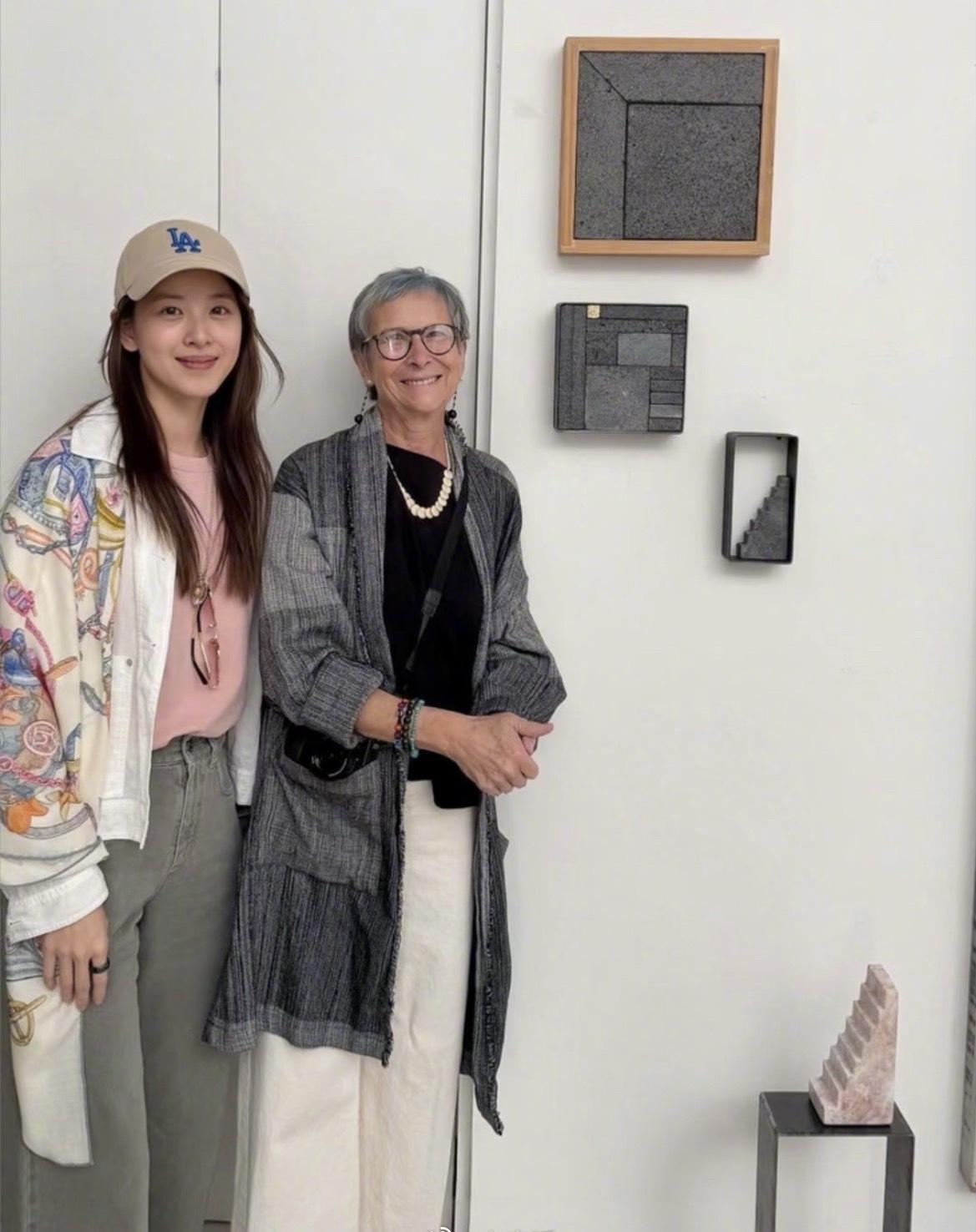 章泽天又去看艺术展了，素颜皮肤很好。 ​​​