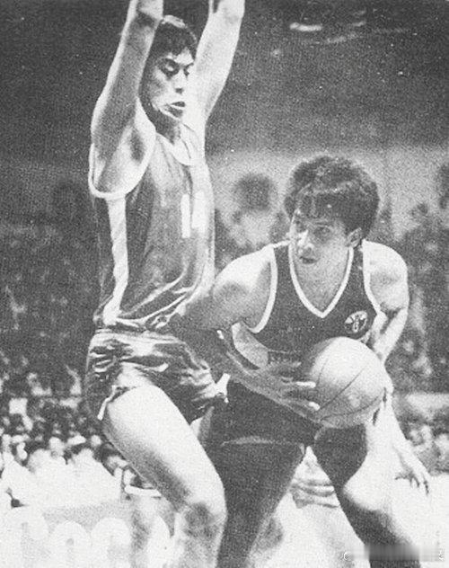1990年2月，北京男篮访问菲律宾，与当地4支职业球队打比赛，取得3胜1负，输掉