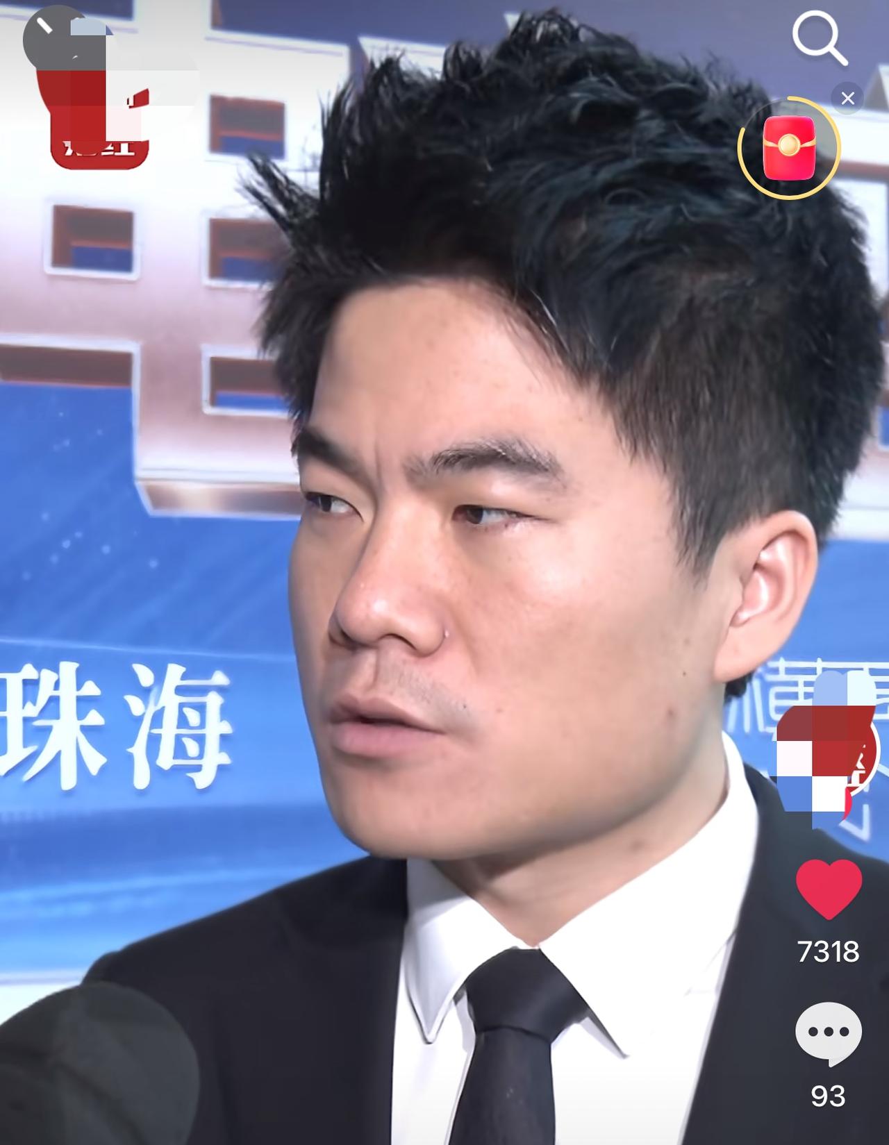 “群演”还在敲打着键盘，
还沉迷于“三只鸡”里面走不出来。
高价“编剧”们的剧本