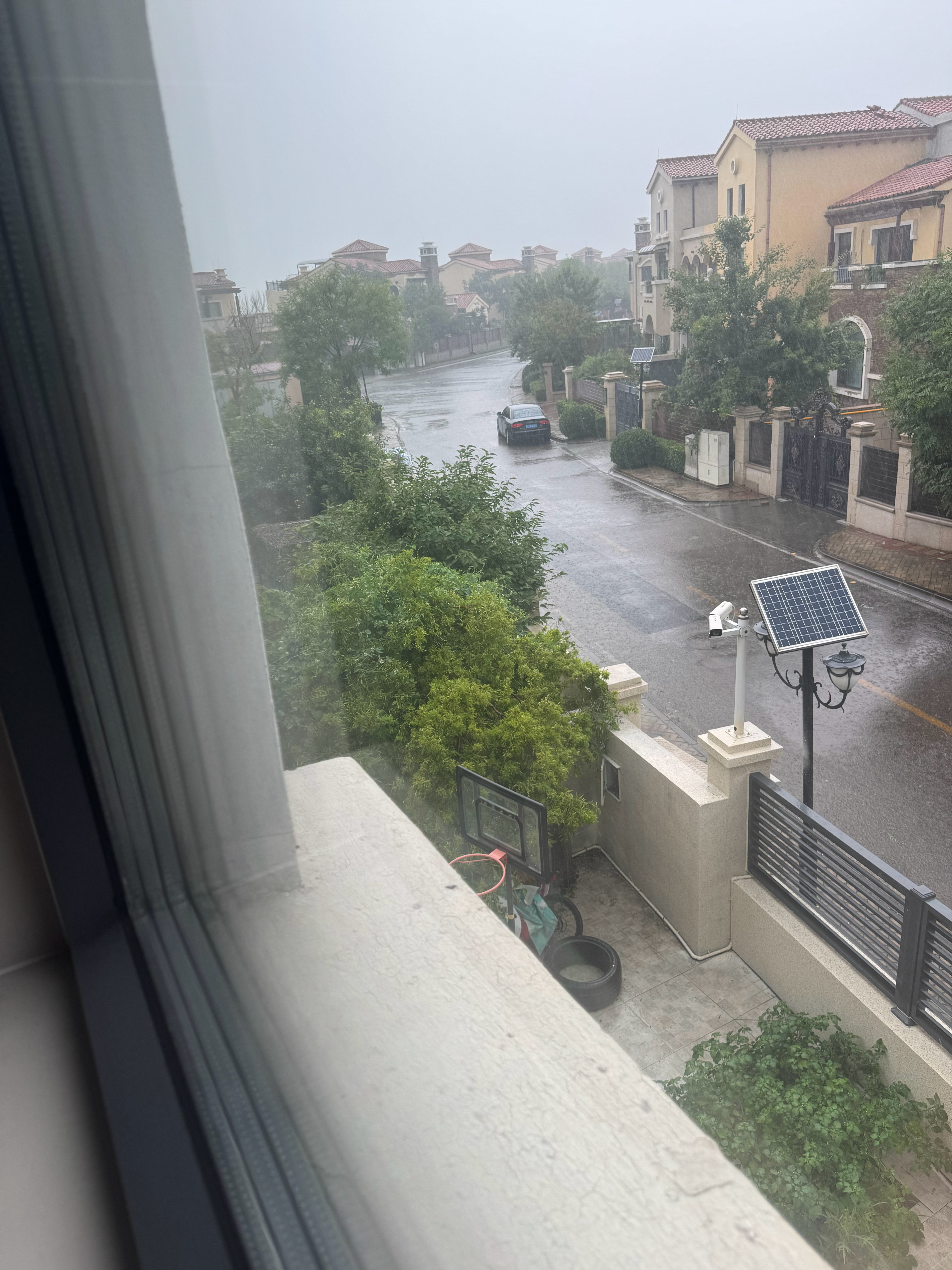 开始下雨了，瞬间就非常大。已经把妹妹的课和出门的计划都取消了。在家打🎮吧