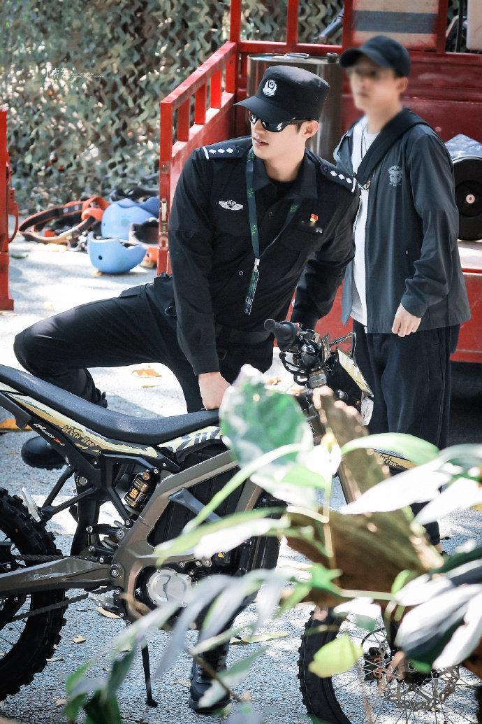 黄景瑜也在看蜜语纪 黄景瑜追剧被逮！《蜜语纪》这匹黑马，连硬汉都逃不过。许蜜语的