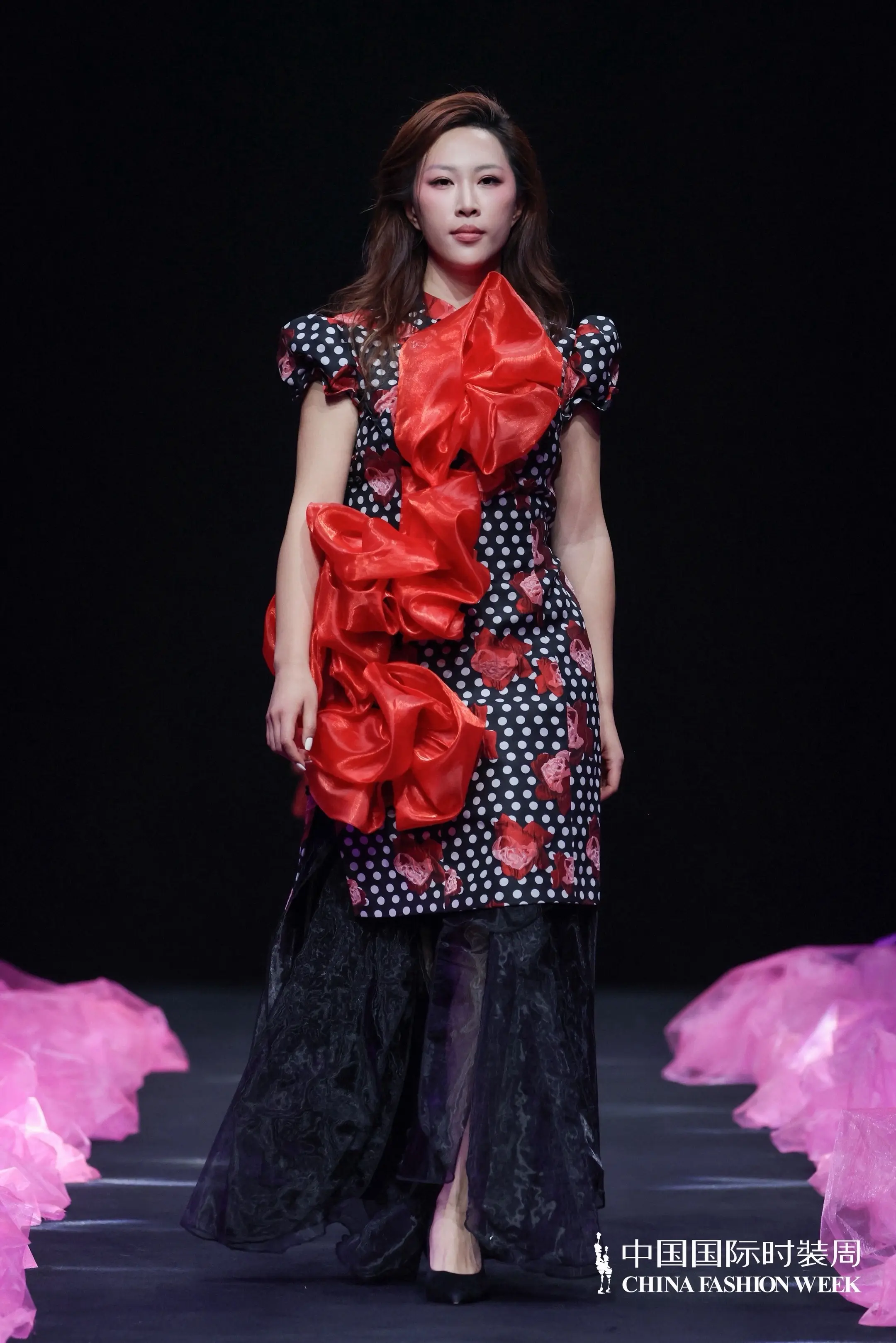 第一次登上中国国际时装周。从取景器到T台，从捕捉光影到成为光影 第一次...