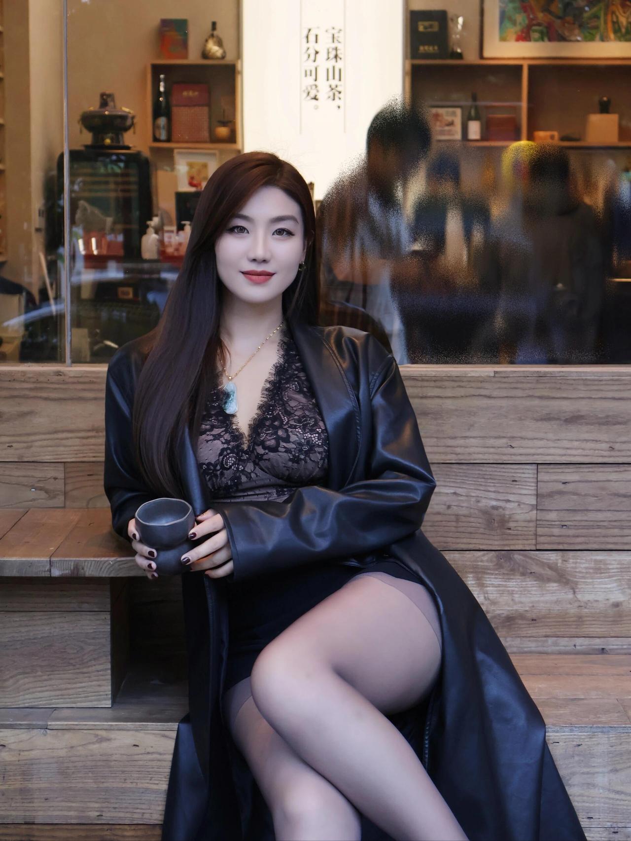 OOTD｜酷飒与性感交织的暗黑系穿搭
 
这套穿搭把酷帅和妩媚融合得恰到好处～