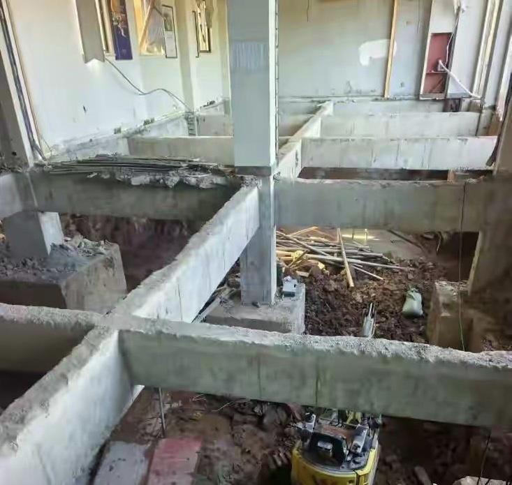 安徽霍山发生了一件让人气愤不已的事。有位业主黄某松，在没经过任何审批的情况下，偷