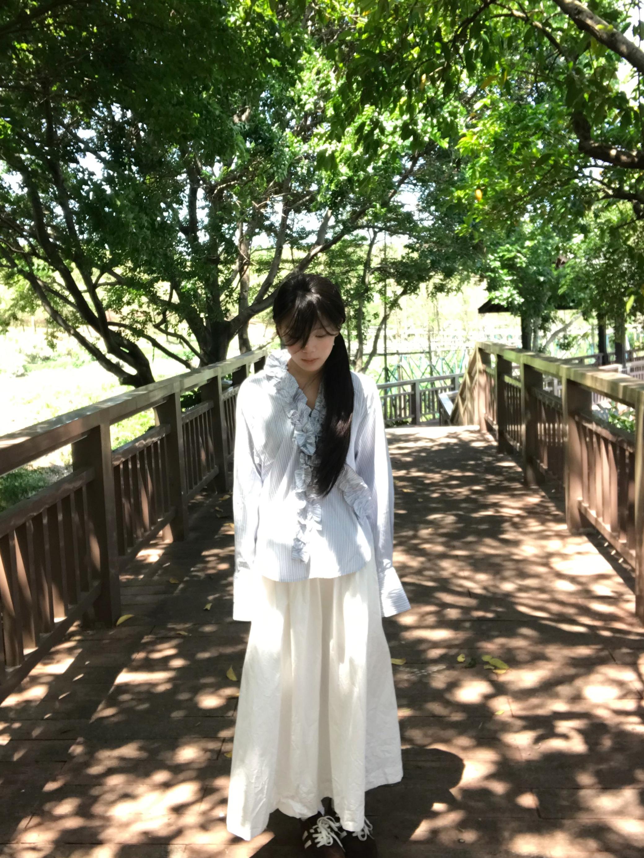 眼淚是否比羽毛輕。