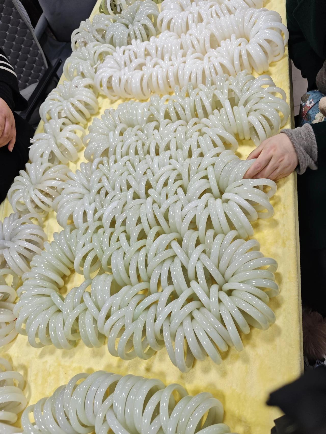 平时会这样说，“弄啥嘞？晌午头儿不端碗烩面，蹲门口数蚂蚁搬家哩？”  
夸张点会