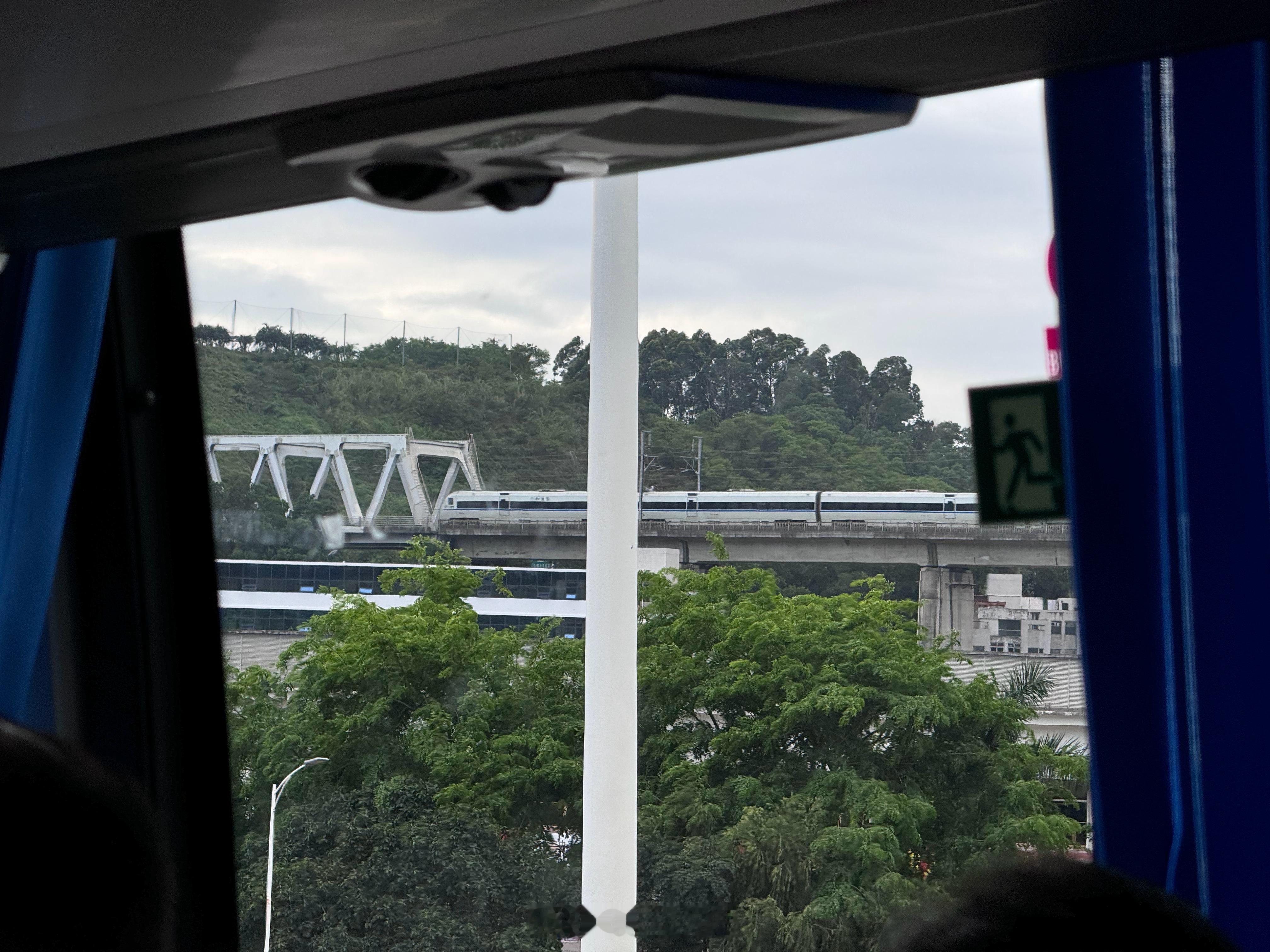 航（tiě）空（lù）物语的日常，坐在大巴上一抬头就拍到高速公路隔壁杭深线厦深段