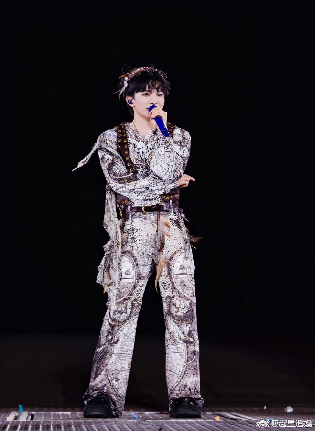 周深演唱环球五周年主题曲 《奔赴超无限》终于要迎来线下完整首唱，周深现身领航环球