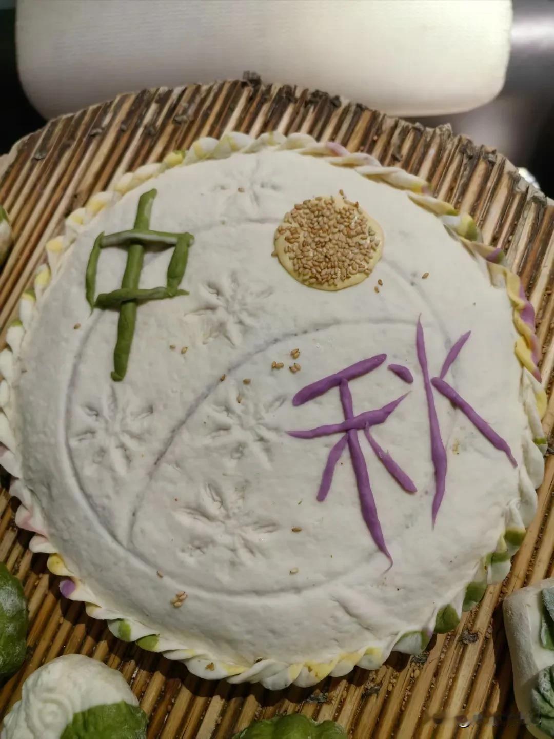 过节了，
气氛一定要到位。
美味更是不能少。
忙活半天，
半成品大功告成，
也是