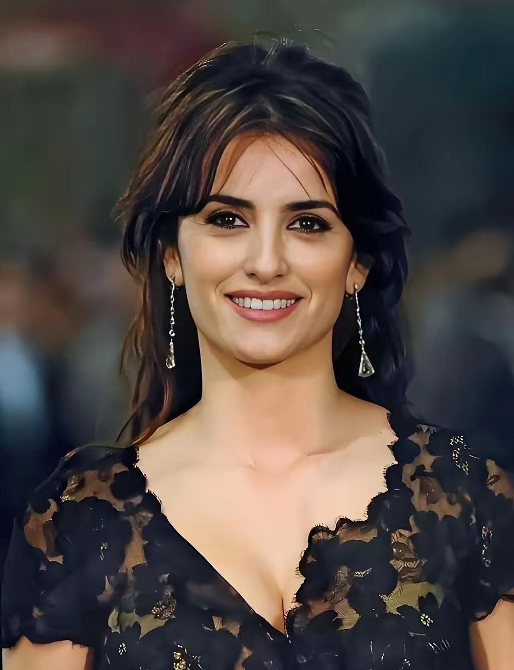 人的审美会变的，年轻时觉得她长得一般漂亮，现在觉得她非常有风情有女人味。