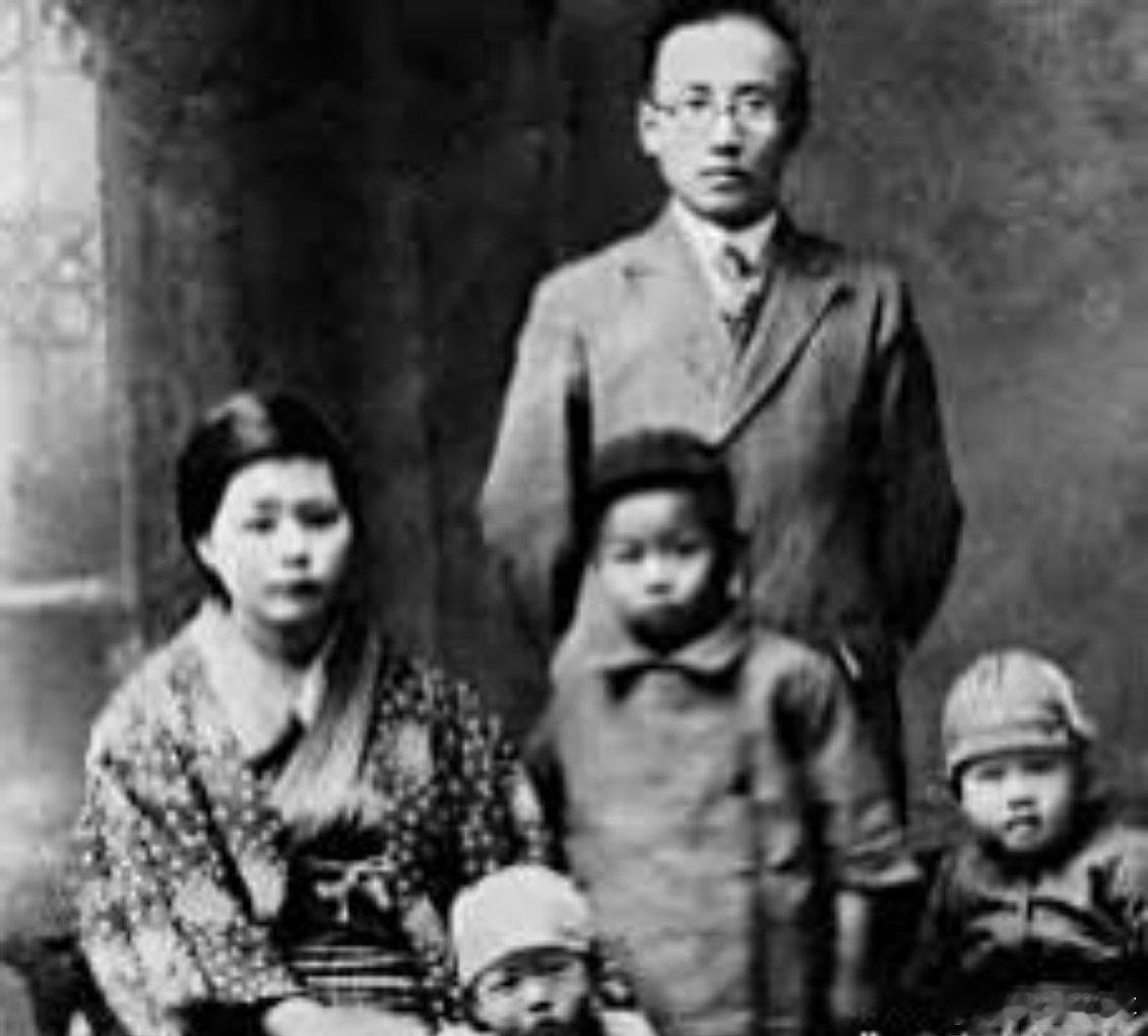1912年洞房之夜，郭沫若见发妻太丑，拒绝同房。就在他转身要走时，发妻拉住他苦苦