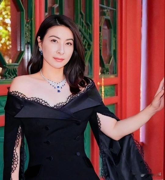 郭晶晶奥运冠军多的是，为什么只有她这么大岁数退役这么多年了还有这么多高端广告代言