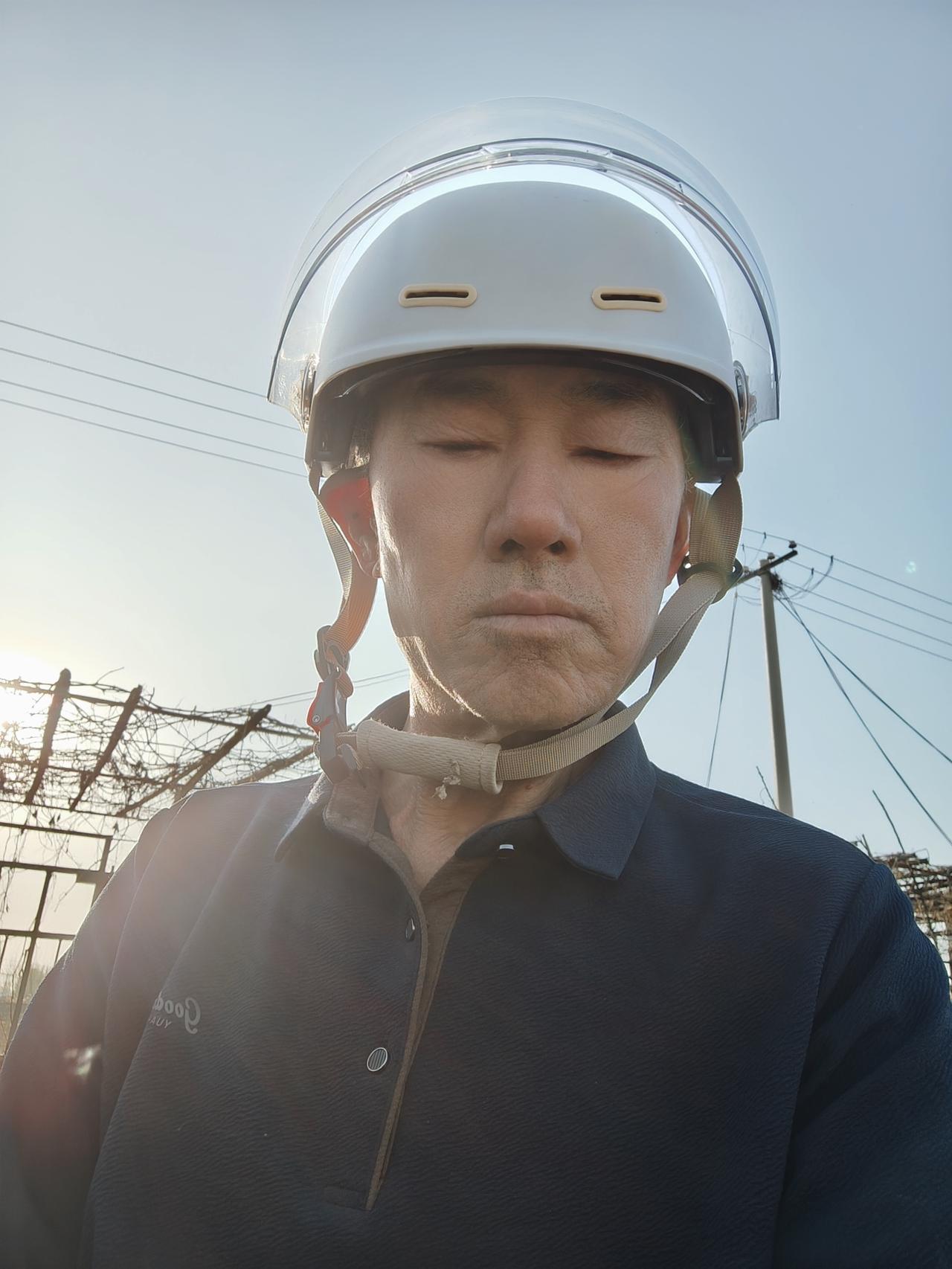 带头盔出行，像春天一样，正在火热中。