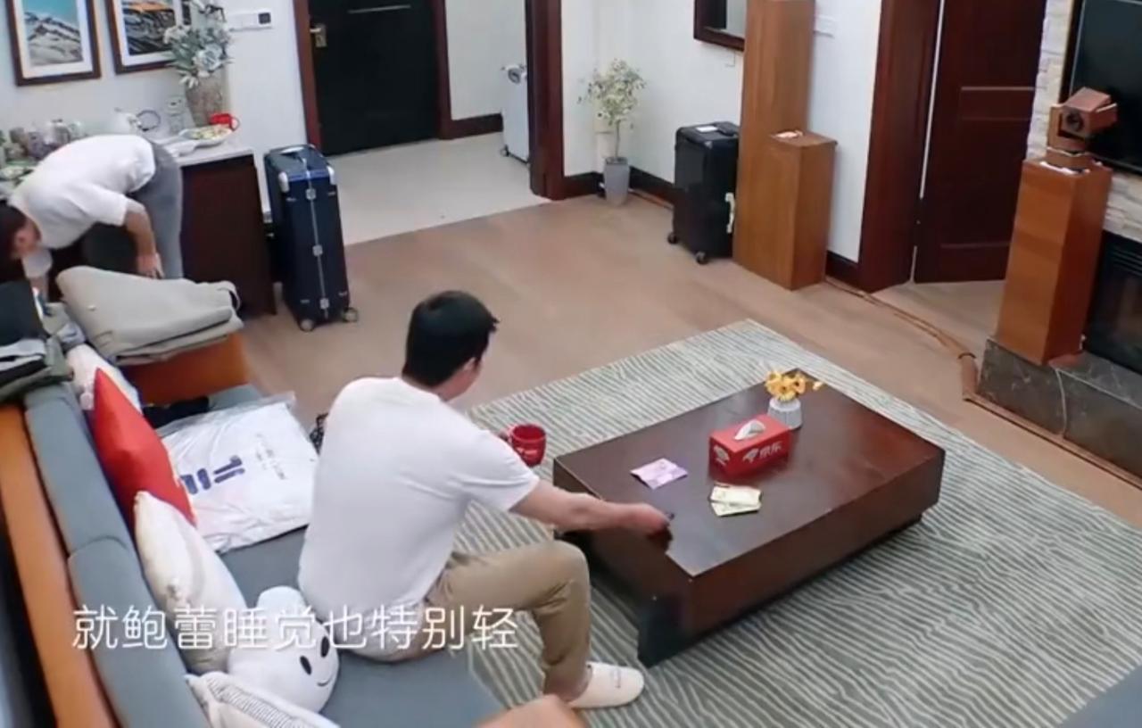陆毅:“鲍蕾睡觉特别轻，就觉得我好像有时候打呼，然后也会什么磨牙呀，我累的时候会