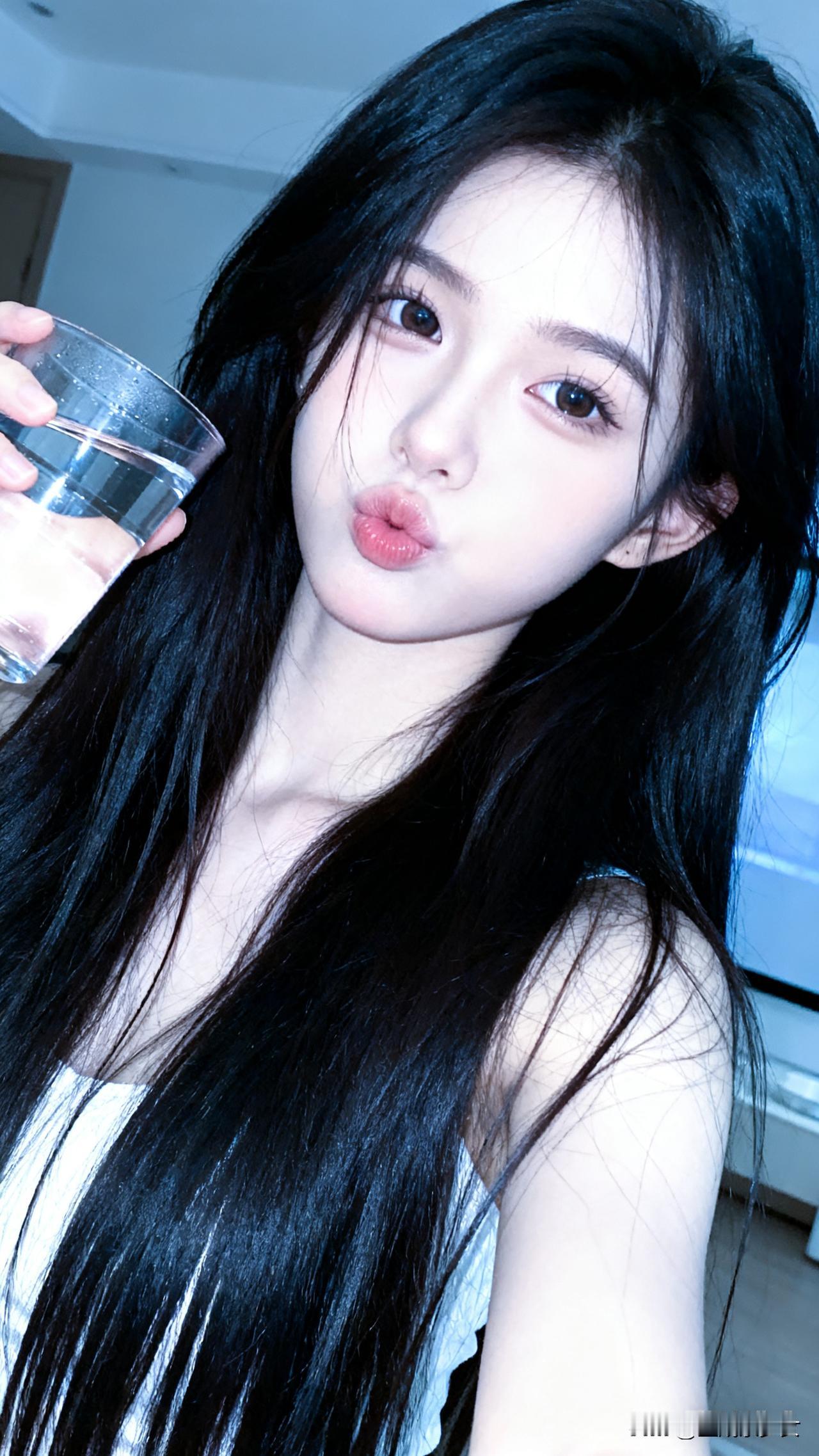 女神，你喝水的样子好美高颜值女神聚集地