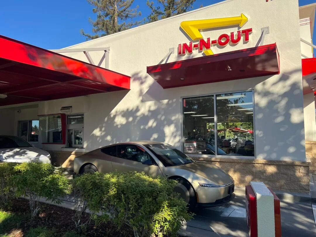 特斯拉晒出 Cybercab 实车，据称部分组件已进入量产状态大v聊车 ​​​